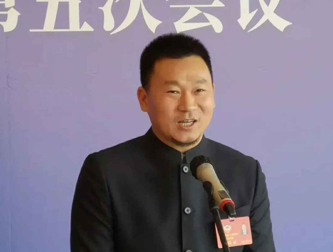 202204221343.jpg 为进一步展示市政协团结、民主、开放、自信的形象,向市民和网友展示政协委员的履职风采,中山市政协十二届五次会议在2月4日上午开幕前开设“委员通道”,市政协委员、广州岳辉智能生物科技有限公司公司总经理陈朝阳走进“委员通道”,回应社会关切的问题。他就如何做好城市应急管理规划的问题进行发言,并回答记者提问。.jpg